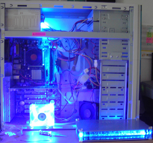 Einer der ersten PCs die von mir gebaut wurden. Baujahr 2003. Daten: Sempron 2.8 Ghz, 512 MB DDR1, ASRock Motherboard, ATI 9800 256 MB, 160 GB IDE HDD, DVD-RW LiTeon.